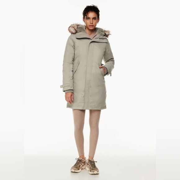 BNWOT, Aritzia TNA The Summit Parka - Picture 3 of 3
